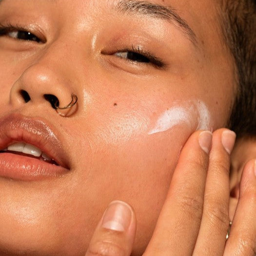 The Body Shop Skin Defence Multi- Protection Light Essence SPF 50 PA +++